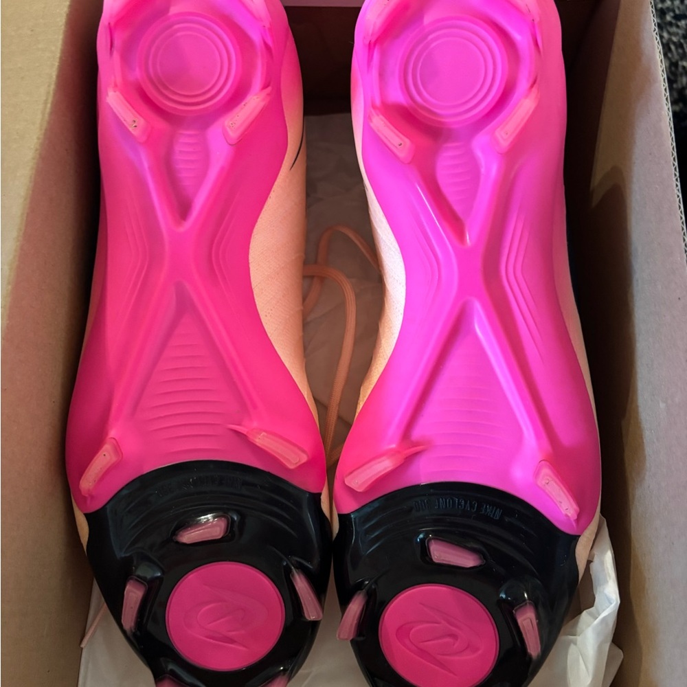 Nike Men’s Pink and Cream Phan Luna PRO soccer cleats - Picture 3 of 3